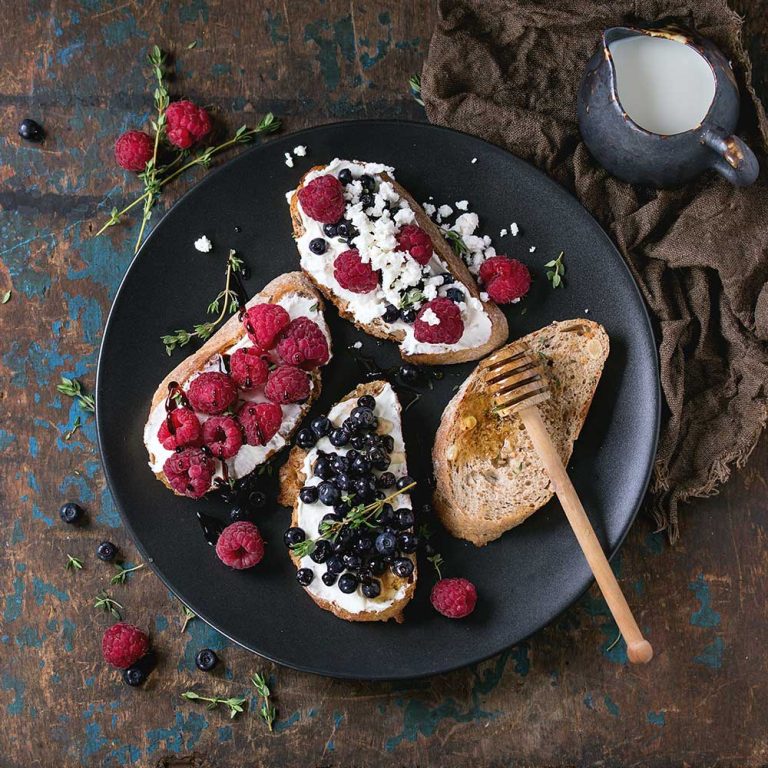 dessert-sandwiches-with-berries-P5LAGUH